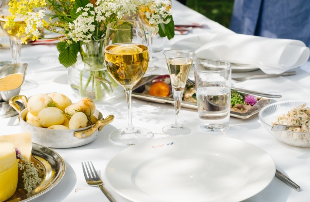 Snaps och uppdukat bord på Sturehof till midsommarfirandet
